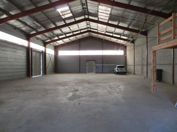 Hangar sur parelle de 1646m2 avec vaste parking et quai de déchargement!