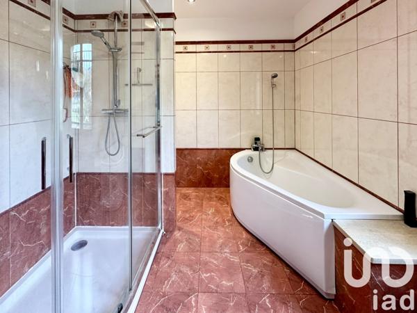 Maison traditionnelle 5 pièces de 193 m² à Le Plan-de-la-Tour (83120)