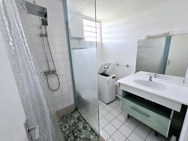 Appartement à louer 685 € CC LE MOULE 1 pièce 23 m² DPE D
