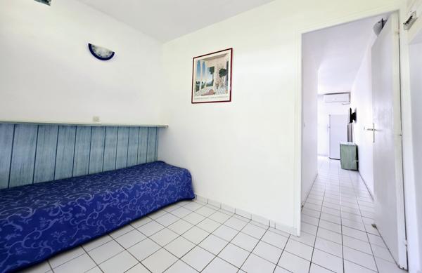 Appartement à louer 685 € CC LE MOULE 1 pièce 23 m² DPE D