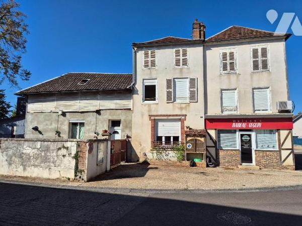 Ensemble immobilier composé d'un local commercial et d'une maison d'habitation. 
Situé en plei...