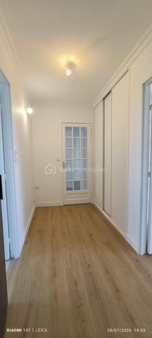 COUP DE CŒUR – Superbe appartement Spacieux, bien agencé avec balcon au dernier étage.

Situé au 7ᵉ et dernier étage avec ascenseur d'une résidence sécurisée, calme et verdoyante construite en 1972, ce magnifique 4 pièces de 83 m² vous séduira par ses beaux volumes, sa luminosité et sa vue entièrement dégagée.

Il comprend une belle pièce de vie ouvrant sur un balcon, une cuisine fonctionnelle, trois grandes chambres, une salle de bains et de nombreux rangements. Entièrement rénové avec goût, vous n'aurez plus qu'à poser vos valises.

Pour votre confort, les fenêtres sont en double vitrage, Le chauffage est collectif et les charges comprennent le chauffage, l'eau chaude et l'eau froide.

Le bien est vendu avec un box fermé et une cave, des atouts très recherchés.

L'environnement est un véritable plus : à quelques pas des commerces, des écoles, des bus, des RER E et RER A Prochainement Métro ligne 11.
Un magnifique parc de 33 hectares avec une ferme pédagogique**, idéal pour les promenades et les moments en famille.

**Les + du bien :**

* 7ᵉ et dernier étage avec ascenseur
* Balcon avec vue dégagée
* Appartement entièrement rénové
* 3 chambres spacieuses
* Box fermé et cave
* Résidence calme et verdoyante
* Proximité immédiate des transports, écoles et commerces

Une visite s'impose ! Contactez moi dès aujourd'hui pour découvrir ce bien qui pourrait bien être votre prochain coup de cœur.