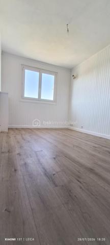 COUP DE CŒUR – Superbe appartement Spacieux, bien agencé avec balcon au dernier étage.

Situé au 7ᵉ et dernier étage avec ascenseur d'une résidence sécurisée, calme et verdoyante construite en 1972, ce magnifique 4 pièces de 83 m² vous séduira par ses beaux volumes, sa luminosité et sa vue entièrement dégagée.

Il comprend une belle pièce de vie ouvrant sur un balcon, une cuisine fonctionnelle, trois grandes chambres, une salle de bains et de nombreux rangements. Entièrement rénové avec goût, vous n'aurez plus qu'à poser vos valises.

Pour votre confort, les fenêtres sont en double vitrage, Le chauffage est collectif et les charges comprennent le chauffage, l'eau chaude et l'eau froide.

Le bien est vendu avec un box fermé et une cave, des atouts très recherchés.

L'environnement est un véritable plus : à quelques pas des commerces, des écoles, des bus, des RER E et RER A Prochainement Métro ligne 11.
Un magnifique parc de 33 hectares avec une ferme pédagogique**, idéal pour les promenades et les moments en famille.

**Les + du bien :**

* 7ᵉ et dernier étage avec ascenseur
* Balcon avec vue dégagée
* Appartement entièrement rénové
* 3 chambres spacieuses
* Box fermé et cave
* Résidence calme et verdoyante
* Proximité immédiate des transports, écoles et commerces

Une visite s'impose ! Contactez moi dès aujourd'hui pour découvrir ce bien qui pourrait bien être votre prochain coup de cœur.