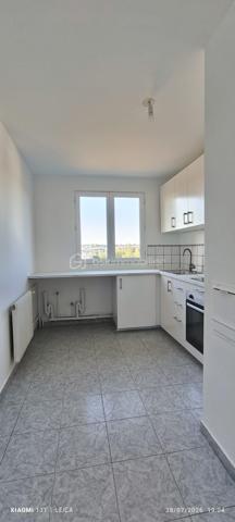 COUP DE CŒUR – Superbe appartement Spacieux, bien agencé avec balcon au dernier étage.

Situé au 7ᵉ et dernier étage avec ascenseur d'une résidence sécurisée, calme et verdoyante construite en 1972, ce magnifique 4 pièces de 83 m² vous séduira par ses beaux volumes, sa luminosité et sa vue entièrement dégagée.

Il comprend une belle pièce de vie ouvrant sur un balcon, une cuisine fonctionnelle, trois grandes chambres, une salle de bains et de nombreux rangements. Entièrement rénové avec goût, vous n'aurez plus qu'à poser vos valises.

Pour votre confort, les fenêtres sont en double vitrage, Le chauffage est collectif et les charges comprennent le chauffage, l'eau chaude et l'eau froide.

Le bien est vendu avec un box fermé et une cave, des atouts très recherchés.

L'environnement est un véritable plus : à quelques pas des commerces, des écoles, des bus, des RER E et RER A Prochainement Métro ligne 11.
Un magnifique parc de 33 hectares avec une ferme pédagogique**, idéal pour les promenades et les moments en famille.

**Les + du bien :**

* 7ᵉ et dernier étage avec ascenseur
* Balcon avec vue dégagée
* Appartement entièrement rénové
* 3 chambres spacieuses
* Box fermé et cave
* Résidence calme et verdoyante
* Proximité immédiate des transports, écoles et commerces

Une visite s'impose ! Contactez moi dès aujourd'hui pour découvrir ce bien qui pourrait bien être votre prochain coup de cœur.