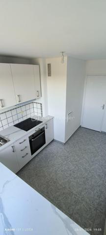 COUP DE CŒUR – Superbe appartement Spacieux, bien agencé avec balcon au dernier étage.

Situé au 7ᵉ et dernier étage avec ascenseur d'une résidence sécurisée, calme et verdoyante construite en 1972, ce magnifique 4 pièces de 83 m² vous séduira par ses beaux volumes, sa luminosité et sa vue entièrement dégagée.

Il comprend une belle pièce de vie ouvrant sur un balcon, une cuisine fonctionnelle, trois grandes chambres, une salle de bains et de nombreux rangements. Entièrement rénové avec goût, vous n'aurez plus qu'à poser vos valises.

Pour votre confort, les fenêtres sont en double vitrage, Le chauffage est collectif et les charges comprennent le chauffage, l'eau chaude et l'eau froide.

Le bien est vendu avec un box fermé et une cave, des atouts très recherchés.

L'environnement est un véritable plus : à quelques pas des commerces, des écoles, des bus, des RER E et RER A Prochainement Métro ligne 11.
Un magnifique parc de 33 hectares avec une ferme pédagogique**, idéal pour les promenades et les moments en famille.

**Les + du bien :**

* 7ᵉ et dernier étage avec ascenseur
* Balcon avec vue dégagée
* Appartement entièrement rénové
* 3 chambres spacieuses
* Box fermé et cave
* Résidence calme et verdoyante
* Proximité immédiate des transports, écoles et commerces

Une visite s'impose ! Contactez moi dès aujourd'hui pour découvrir ce bien qui pourrait bien être votre prochain coup de cœur.