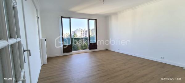 COUP DE CŒUR – Superbe appartement Spacieux, bien agencé avec balcon au dernier étage.

Situé au 7ᵉ et dernier étage avec ascenseur d'une résidence sécurisée, calme et verdoyante construite en 1972, ce magnifique 4 pièces de 83 m² vous séduira par ses beaux volumes, sa luminosité et sa vue entièrement dégagée.

Il comprend une belle pièce de vie ouvrant sur un balcon, une cuisine fonctionnelle, trois grandes chambres, une salle de bains et de nombreux rangements. Entièrement rénové avec goût, vous n'aurez plus qu'à poser vos valises.

Pour votre confort, les fenêtres sont en double vitrage, Le chauffage est collectif et les charges comprennent le chauffage, l'eau chaude et l'eau froide.

Le bien est vendu avec un box fermé et une cave, des atouts très recherchés.

L'environnement est un véritable plus : à quelques pas des commerces, des écoles, des bus, des RER E et RER A Prochainement Métro ligne 11.
Un magnifique parc de 33 hectares avec une ferme pédagogique**, idéal pour les promenades et les moments en famille.

**Les + du bien :**

* 7ᵉ et dernier étage avec ascenseur
* Balcon avec vue dégagée
* Appartement entièrement rénové
* 3 chambres spacieuses
* Box fermé et cave
* Résidence calme et verdoyante
* Proximité immédiate des transports, écoles et commerces

Une visite s'impose ! Contactez moi dès aujourd'hui pour découvrir ce bien qui pourrait bien être votre prochain coup de cœur.