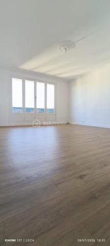 COUP DE CŒUR – Superbe appartement Spacieux, bien agencé avec balcon au dernier étage.

Situé au 7ᵉ et dernier étage avec ascenseur d'une résidence sécurisée, calme et verdoyante construite en 1972, ce magnifique 4 pièces de 83 m² vous séduira par ses beaux volumes, sa luminosité et sa vue entièrement dégagée.

Il comprend une belle pièce de vie ouvrant sur un balcon, une cuisine fonctionnelle, trois grandes chambres, une salle de bains et de nombreux rangements. Entièrement rénové avec goût, vous n'aurez plus qu'à poser vos valises.

Pour votre confort, les fenêtres sont en double vitrage, Le chauffage est collectif et les charges comprennent le chauffage, l'eau chaude et l'eau froide.

Le bien est vendu avec un box fermé et une cave, des atouts très recherchés.

L'environnement est un véritable plus : à quelques pas des commerces, des écoles, des bus, des RER E et RER A Prochainement Métro ligne 11.
Un magnifique parc de 33 hectares avec une ferme pédagogique**, idéal pour les promenades et les moments en famille.

**Les + du bien :**

* 7ᵉ et dernier étage avec ascenseur
* Balcon avec vue dégagée
* Appartement entièrement rénové
* 3 chambres spacieuses
* Box fermé et cave
* Résidence calme et verdoyante
* Proximité immédiate des transports, écoles et commerces

Une visite s'impose ! Contactez moi dès aujourd'hui pour découvrir ce bien qui pourrait bien être votre prochain coup de cœur.