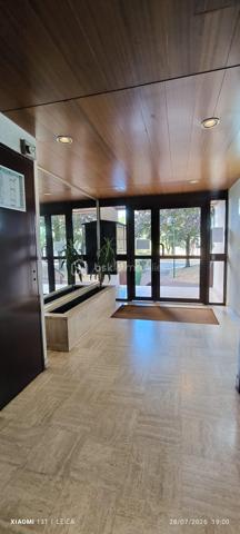 COUP DE CŒUR – Superbe appartement Spacieux, bien agencé avec balcon au dernier étage.

Situé au 7ᵉ et dernier étage avec ascenseur d'une résidence sécurisée, calme et verdoyante construite en 1972, ce magnifique 4 pièces de 83 m² vous séduira par ses beaux volumes, sa luminosité et sa vue entièrement dégagée.

Il comprend une belle pièce de vie ouvrant sur un balcon, une cuisine fonctionnelle, trois grandes chambres, une salle de bains et de nombreux rangements. Entièrement rénové avec goût, vous n'aurez plus qu'à poser vos valises.

Pour votre confort, les fenêtres sont en double vitrage, Le chauffage est collectif et les charges comprennent le chauffage, l'eau chaude et l'eau froide.

Le bien est vendu avec un box fermé et une cave, des atouts très recherchés.

L'environnement est un véritable plus : à quelques pas des commerces, des écoles, des bus, des RER E et RER A Prochainement Métro ligne 11.
Un magnifique parc de 33 hectares avec une ferme pédagogique**, idéal pour les promenades et les moments en famille.

**Les + du bien :**

* 7ᵉ et dernier étage avec ascenseur
* Balcon avec vue dégagée
* Appartement entièrement rénové
* 3 chambres spacieuses
* Box fermé et cave
* Résidence calme et verdoyante
* Proximité immédiate des transports, écoles et commerces

Une visite s'impose ! Contactez moi dès aujourd'hui pour découvrir ce bien qui pourrait bien être votre prochain coup de cœur.
