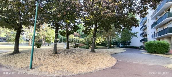 COUP DE CŒUR – Superbe appartement Spacieux, bien agencé avec balcon au dernier étage.

Situé au 7ᵉ et dernier étage avec ascenseur d'une résidence sécurisée, calme et verdoyante construite en 1972, ce magnifique 4 pièces de 83 m² vous séduira par ses beaux volumes, sa luminosité et sa vue entièrement dégagée.

Il comprend une belle pièce de vie ouvrant sur un balcon, une cuisine fonctionnelle, trois grandes chambres, une salle de bains et de nombreux rangements. Entièrement rénové avec goût, vous n'aurez plus qu'à poser vos valises.

Pour votre confort, les fenêtres sont en double vitrage, Le chauffage est collectif et les charges comprennent le chauffage, l'eau chaude et l'eau froide.

Le bien est vendu avec un box fermé et une cave, des atouts très recherchés.

L'environnement est un véritable plus : à quelques pas des commerces, des écoles, des bus, des RER E et RER A Prochainement Métro ligne 11.
Un magnifique parc de 33 hectares avec une ferme pédagogique**, idéal pour les promenades et les moments en famille.

**Les + du bien :**

* 7ᵉ et dernier étage avec ascenseur
* Balcon avec vue dégagée
* Appartement entièrement rénové
* 3 chambres spacieuses
* Box fermé et cave
* Résidence calme et verdoyante
* Proximité immédiate des transports, écoles et commerces

Une visite s'impose ! Contactez moi dès aujourd'hui pour découvrir ce bien qui pourrait bien être votre prochain coup de cœur.