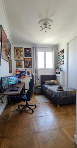 COUP DE CŒUR – Superbe appartement Spacieux, bien agencé avec balcon au dernier étage.

Situé au 7ᵉ et dernier étage avec ascenseur d'une résidence sécurisée, calme et verdoyante construite en 1972, ce magnifique 4 pièces de 83 m² vous séduira par ses beaux volumes, sa luminosité et sa vue entièrement dégagée.

Il comprend une belle pièce de vie ouvrant sur un balcon, une cuisine fonctionnelle, trois grandes chambres, une salle de bains et de nombreux rangements. Entièrement rénové avec goût, vous n'aurez plus qu'à poser vos valises.

Pour votre confort, les fenêtres sont en double vitrage, Le chauffage est collectif et les charges comprennent le chauffage, l'eau chaude et l'eau froide.

Le bien est vendu avec un box fermé et une cave, des atouts très recherchés.

L'environnement est un véritable plus : à quelques pas des commerces, des écoles, des bus, des RER E et RER A Prochainement Métro ligne 11.
Un magnifique parc de 33 hectares avec une ferme pédagogique**, idéal pour les promenades et les moments en famille.

**Les + du bien :**

* 7ᵉ et dernier étage avec ascenseur
* Balcon avec vue dégagée
* Appartement entièrement rénové
* 3 chambres spacieuses
* Box fermé et cave
* Résidence calme et verdoyante
* Proximité immédiate des transports, écoles et commerces

Une visite s'impose ! Contactez moi dès aujourd'hui pour découvrir ce bien qui pourrait bien être votre prochain coup de cœur.