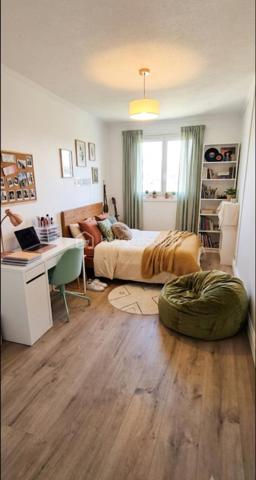 COUP DE CŒUR – Superbe appartement Spacieux, bien agencé avec balcon au dernier étage.

Situé au 7ᵉ et dernier étage avec ascenseur d'une résidence sécurisée, calme et verdoyante construite en 1972, ce magnifique 4 pièces de 83 m² vous séduira par ses beaux volumes, sa luminosité et sa vue entièrement dégagée.

Il comprend une belle pièce de vie ouvrant sur un balcon, une cuisine fonctionnelle, trois grandes chambres, une salle de bains et de nombreux rangements. Entièrement rénové avec goût, vous n'aurez plus qu'à poser vos valises.

Pour votre confort, les fenêtres sont en double vitrage, Le chauffage est collectif et les charges comprennent le chauffage, l'eau chaude et l'eau froide.

Le bien est vendu avec un box fermé et une cave, des atouts très recherchés.

L'environnement est un véritable plus : à quelques pas des commerces, des écoles, des bus, des RER E et RER A Prochainement Métro ligne 11.
Un magnifique parc de 33 hectares avec une ferme pédagogique**, idéal pour les promenades et les moments en famille.

**Les + du bien :**

* 7ᵉ et dernier étage avec ascenseur
* Balcon avec vue dégagée
* Appartement entièrement rénové
* 3 chambres spacieuses
* Box fermé et cave
* Résidence calme et verdoyante
* Proximité immédiate des transports, écoles et commerces

Une visite s'impose ! Contactez moi dès aujourd'hui pour découvrir ce bien qui pourrait bien être votre prochain coup de cœur.
