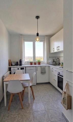 COUP DE CŒUR – Superbe appartement Spacieux, bien agencé avec balcon au dernier étage.

Situé au 7ᵉ et dernier étage avec ascenseur d'une résidence sécurisée, calme et verdoyante construite en 1972, ce magnifique 4 pièces de 83 m² vous séduira par ses beaux volumes, sa luminosité et sa vue entièrement dégagée.

Il comprend une belle pièce de vie ouvrant sur un balcon, une cuisine fonctionnelle, trois grandes chambres, une salle de bains et de nombreux rangements. Entièrement rénové avec goût, vous n'aurez plus qu'à poser vos valises.

Pour votre confort, les fenêtres sont en double vitrage, Le chauffage est collectif et les charges comprennent le chauffage, l'eau chaude et l'eau froide.

Le bien est vendu avec un box fermé et une cave, des atouts très recherchés.

L'environnement est un véritable plus : à quelques pas des commerces, des écoles, des bus, des RER E et RER A Prochainement Métro ligne 11.
Un magnifique parc de 33 hectares avec une ferme pédagogique**, idéal pour les promenades et les moments en famille.

**Les + du bien :**

* 7ᵉ et dernier étage avec ascenseur
* Balcon avec vue dégagée
* Appartement entièrement rénové
* 3 chambres spacieuses
* Box fermé et cave
* Résidence calme et verdoyante
* Proximité immédiate des transports, écoles et commerces

Une visite s'impose ! Contactez moi dès aujourd'hui pour découvrir ce bien qui pourrait bien être votre prochain coup de cœur.