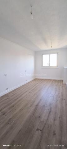 COUP DE CŒUR – Superbe appartement Spacieux, bien agencé avec balcon au dernier étage.

Situé au 7ᵉ et dernier étage avec ascenseur d'une résidence sécurisée, calme et verdoyante construite en 1972, ce magnifique 4 pièces de 83 m² vous séduira par ses beaux volumes, sa luminosité et sa vue entièrement dégagée.

Il comprend une belle pièce de vie ouvrant sur un balcon, une cuisine fonctionnelle, trois grandes chambres, une salle de bains et de nombreux rangements. Entièrement rénové avec goût, vous n'aurez plus qu'à poser vos valises.

Pour votre confort, les fenêtres sont en double vitrage, Le chauffage est collectif et les charges comprennent le chauffage, l'eau chaude et l'eau froide.

Le bien est vendu avec un box fermé et une cave, des atouts très recherchés.

L'environnement est un véritable plus : à quelques pas des commerces, des écoles, des bus, des RER E et RER A Prochainement Métro ligne 11.
Un magnifique parc de 33 hectares avec une ferme pédagogique**, idéal pour les promenades et les moments en famille.

**Les + du bien :**

* 7ᵉ et dernier étage avec ascenseur
* Balcon avec vue dégagée
* Appartement entièrement rénové
* 3 chambres spacieuses
* Box fermé et cave
* Résidence calme et verdoyante
* Proximité immédiate des transports, écoles et commerces

Une visite s'impose ! Contactez moi dès aujourd'hui pour découvrir ce bien qui pourrait bien être votre prochain coup de cœur.