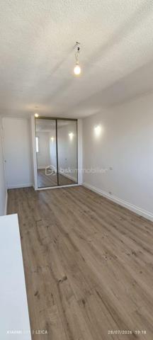 COUP DE CŒUR – Superbe appartement Spacieux, bien agencé avec balcon au dernier étage.

Situé au 7ᵉ et dernier étage avec ascenseur d'une résidence sécurisée, calme et verdoyante construite en 1972, ce magnifique 4 pièces de 83 m² vous séduira par ses beaux volumes, sa luminosité et sa vue entièrement dégagée.

Il comprend une belle pièce de vie ouvrant sur un balcon, une cuisine fonctionnelle, trois grandes chambres, une salle de bains et de nombreux rangements. Entièrement rénové avec goût, vous n'aurez plus qu'à poser vos valises.

Pour votre confort, les fenêtres sont en double vitrage, Le chauffage est collectif et les charges comprennent le chauffage, l'eau chaude et l'eau froide.

Le bien est vendu avec un box fermé et une cave, des atouts très recherchés.

L'environnement est un véritable plus : à quelques pas des commerces, des écoles, des bus, des RER E et RER A Prochainement Métro ligne 11.
Un magnifique parc de 33 hectares avec une ferme pédagogique**, idéal pour les promenades et les moments en famille.

**Les + du bien :**

* 7ᵉ et dernier étage avec ascenseur
* Balcon avec vue dégagée
* Appartement entièrement rénové
* 3 chambres spacieuses
* Box fermé et cave
* Résidence calme et verdoyante
* Proximité immédiate des transports, écoles et commerces

Une visite s'impose ! Contactez moi dès aujourd'hui pour découvrir ce bien qui pourrait bien être votre prochain coup de cœur.