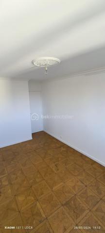 COUP DE CŒUR – Superbe appartement Spacieux, bien agencé avec balcon au dernier étage.

Situé au 7ᵉ et dernier étage avec ascenseur d'une résidence sécurisée, calme et verdoyante construite en 1972, ce magnifique 4 pièces de 83 m² vous séduira par ses beaux volumes, sa luminosité et sa vue entièrement dégagée.

Il comprend une belle pièce de vie ouvrant sur un balcon, une cuisine fonctionnelle, trois grandes chambres, une salle de bains et de nombreux rangements. Entièrement rénové avec goût, vous n'aurez plus qu'à poser vos valises.

Pour votre confort, les fenêtres sont en double vitrage, Le chauffage est collectif et les charges comprennent le chauffage, l'eau chaude et l'eau froide.

Le bien est vendu avec un box fermé et une cave, des atouts très recherchés.

L'environnement est un véritable plus : à quelques pas des commerces, des écoles, des bus, des RER E et RER A Prochainement Métro ligne 11.
Un magnifique parc de 33 hectares avec une ferme pédagogique**, idéal pour les promenades et les moments en famille.

**Les + du bien :**

* 7ᵉ et dernier étage avec ascenseur
* Balcon avec vue dégagée
* Appartement entièrement rénové
* 3 chambres spacieuses
* Box fermé et cave
* Résidence calme et verdoyante
* Proximité immédiate des transports, écoles et commerces

Une visite s'impose ! Contactez moi dès aujourd'hui pour découvrir ce bien qui pourrait bien être votre prochain coup de cœur.