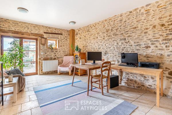 Maison en pierres dorées avec vue plein Sud