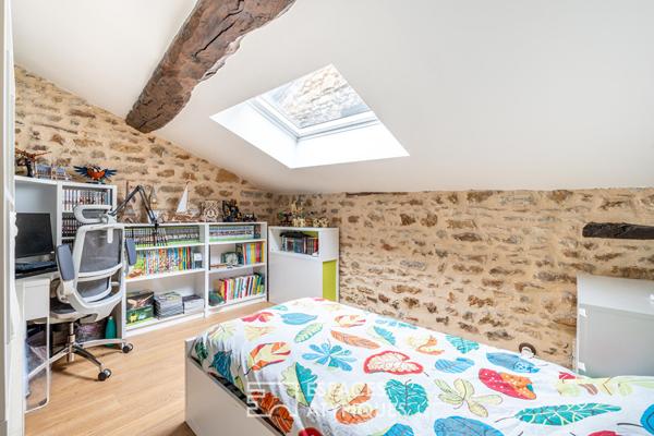 Maison en pierres dorées avec vue plein Sud