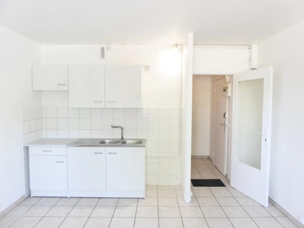 Studio en RDC avec parking BRUYERES LE CHATEL (91)
