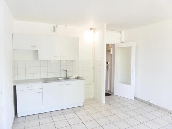 Studio en RDC avec parking BRUYERES LE CHATEL (91)