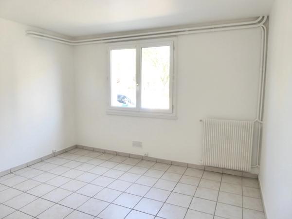 Studio en RDC avec parking BRUYERES LE CHATEL (91)