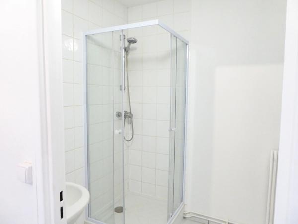 Studio en RDC avec parking BRUYERES LE CHATEL (91)