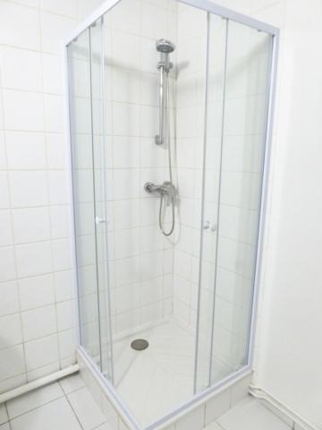 Studio en RDC avec parking BRUYERES LE CHATEL (91)