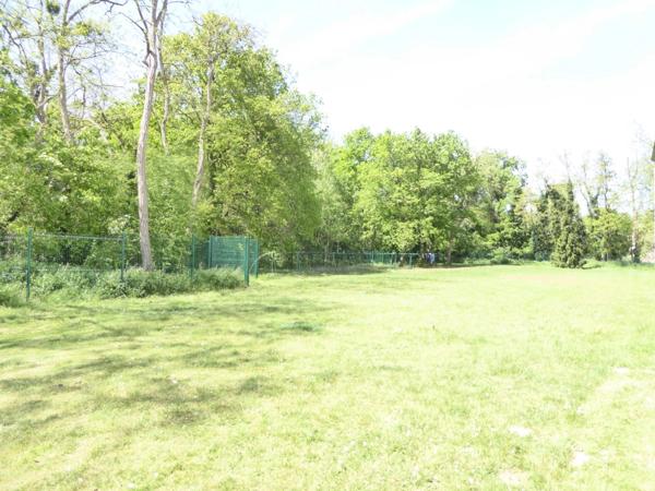 Studio en RDC avec parking BRUYERES LE CHATEL (91)