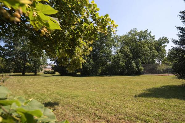 Ecully - Projet de construction avec terrain plat constructible de 3677m² - Permis de Construire purgé de tout recours