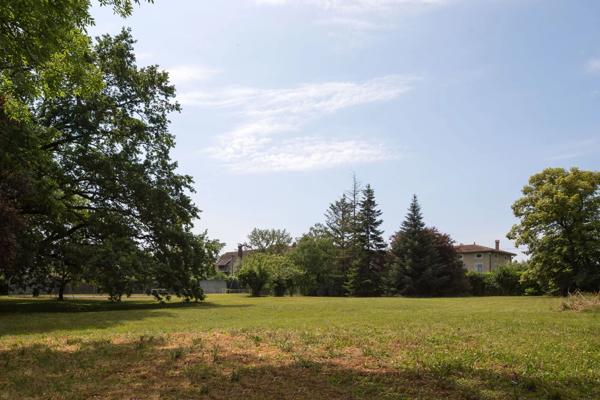 Ecully - Projet de construction avec terrain plat constructible de 3677m² - Permis de Construire purgé de tout recours