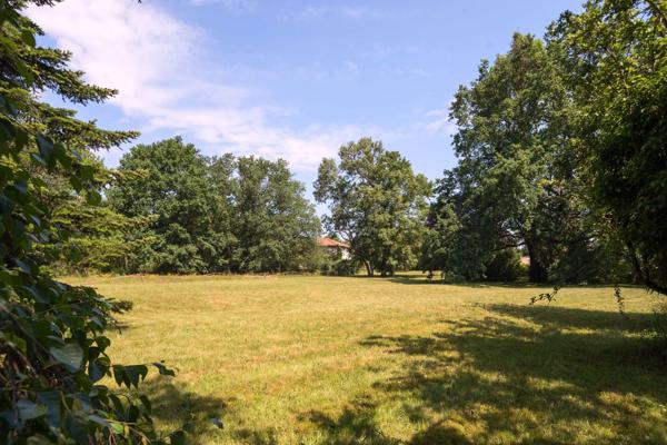 Ecully - Projet de construction avec terrain plat constructible de 3677m² - Permis de Construire purgé de tout recours