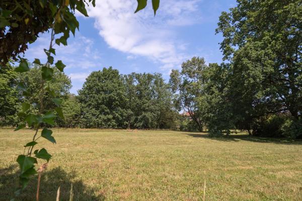 Ecully - Projet de construction avec terrain plat constructible de 3677m² - Permis de Construire purgé de tout recours