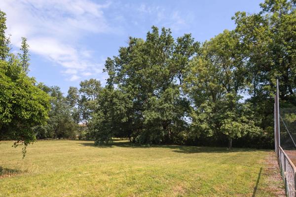 Ecully - Projet de construction avec terrain plat constructible de 3677m² - Permis de Construire purgé de tout recours