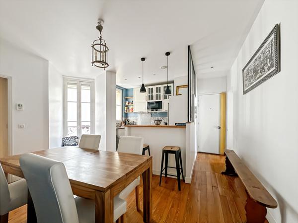 Versailles Saint-Louis Appartement 3 pièces d'environ 61 m² situé au 2ème étage avec chambre de service de 10.42 m² carrez et cave €475 000 ** - Référence 25472