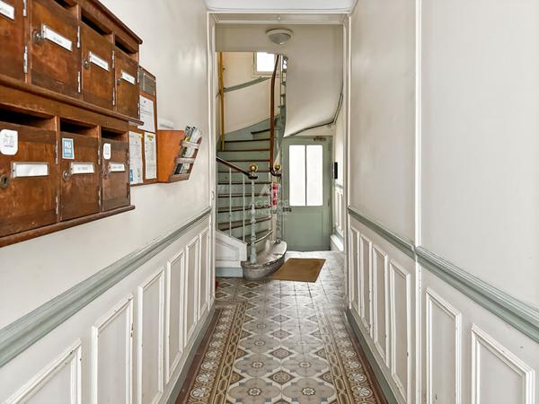 Versailles Saint-Louis Appartement 3 pièces d'environ 61 m² situé au 2ème étage avec chambre de service de 10.42 m² carrez et cave €475 000 ** - Référence 25472