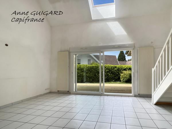 SILLINGY (74) - Maison discrètement mitoyenne de 93m² habitables + garage + terrain 415m² + 2 parkings