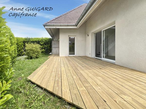 SILLINGY (74) - Maison discrètement mitoyenne de 93m² habitables + garage + terrain 415m² + 2 parkings