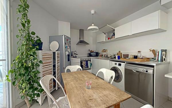 Appartement à vendre    3 pièces • 66,87 m2 Marseille 8