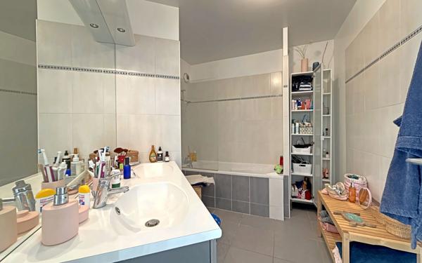 Appartement à vendre    3 pièces • 66,87 m2 Marseille 8