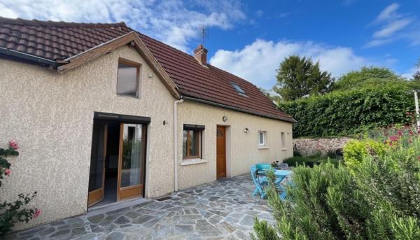 Maison de plain-pied avec terrasse sud et jardin.