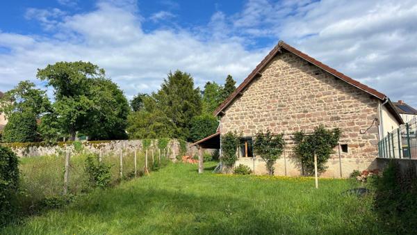 Maison de plain-pied avec terrasse sud et jardin.