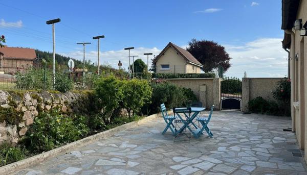 Maison de plain-pied avec terrasse sud et jardin.
