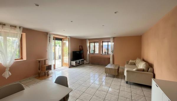 Maison de plain-pied avec terrasse sud et jardin.