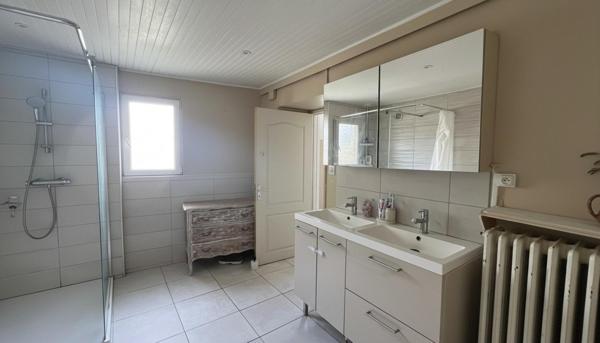 Maison de plain-pied avec terrasse sud et jardin.