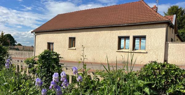 Maison de plain-pied avec terrasse sud et jardin.