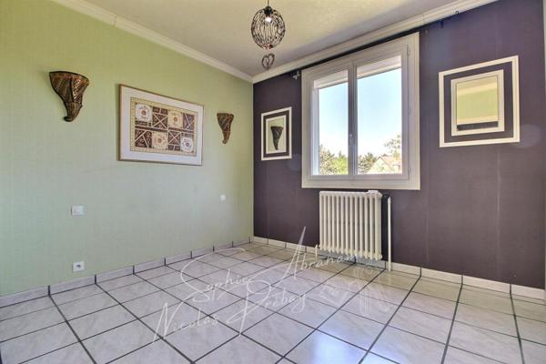 Maison individuelle avec sous-sol et jardin