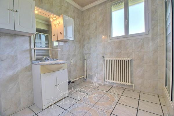 Maison individuelle avec sous-sol et jardin