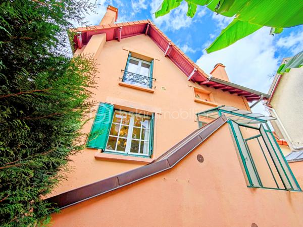 Découvrez cette maison de caractère d'une superficie de 114,03 m² sur une parcelle de 109 m², édifiée en 1929, nichée dans un environnement calme au cœur de Viroflay, à proximité immédiate de Versailles et de toutes les commodités.

Un atout majeur et rare pour une construction de cette époque : le bien affiche un classement DPE en catégorie D, garantissant une maîtrise des consommations énergétiques et un confort thermique appréciable au quotidien.

Agencement sur trois niveaux :
- Rez-de-chaussée / Espace de vie : Accessible par l'extérieur via un escalier, l'entrée s'ouvre sur un dégagement menant à une cuisine fonctionnelle dotée d'une verrière communiquant directement avec un salon-séjour lumineux. Possibilité de créer une immense pièce de vie conviviale, intégrant la cuisine, le salon et la salle à manger !
- Étage : Le palier dessert une salle de douche avec toilettes ainsi que trois belles chambres aux volumes optimisés, dont une équipée d'une clim réversible air/air
- Sous-sol : Entièrement compartimenté et aménagé, il intègre un espace type petit studio, idéal pour un usage indépendant ou un bureau accessible depuis une petite véranda attenante à la cuisine.

Profiter d'un extérieur clos de haies (prévoir un bon élagage pour récupérer de la surface !) grâce à un balcon au premier niveau, une cour terrasse sur l'arrière et le côté de la maison.

Prestations et environnement :
- Performance énergétique : DPE classé en D. (possibilité d'évoluer vers une pompe à chaleur air/eau)
- Menuiseries de qualité avec survitrage et climatisation dans la chambre principale.
- Chauffage individuel au gaz.
- Taxe foncière : 950 €.
- Proximité immédiate des écoles, des commerces et des gares pour un accès rapide aux transports.

Pour toute information complémentaire ou pour organiser une visite, contactez WILLY BOYÉ au 07 87 37 75 87.

Action !