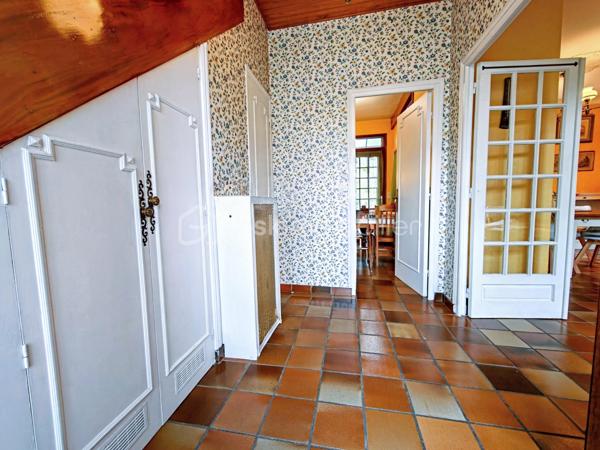 Découvrez cette maison de caractère d'une superficie de 114,03 m² sur une parcelle de 109 m², édifiée en 1929, nichée dans un environnement calme au cœur de Viroflay, à proximité immédiate de Versailles et de toutes les commodités.

Un atout majeur et rare pour une construction de cette époque : le bien affiche un classement DPE en catégorie D, garantissant une maîtrise des consommations énergétiques et un confort thermique appréciable au quotidien.

Agencement sur trois niveaux :
- Rez-de-chaussée / Espace de vie : Accessible par l'extérieur via un escalier, l'entrée s'ouvre sur un dégagement menant à une cuisine fonctionnelle dotée d'une verrière communiquant directement avec un salon-séjour lumineux. Possibilité de créer une immense pièce de vie conviviale, intégrant la cuisine, le salon et la salle à manger !
- Étage : Le palier dessert une salle de douche avec toilettes ainsi que trois belles chambres aux volumes optimisés, dont une équipée d'une clim réversible air/air
- Sous-sol : Entièrement compartimenté et aménagé, il intègre un espace type petit studio, idéal pour un usage indépendant ou un bureau accessible depuis une petite véranda attenante à la cuisine.

Profiter d'un extérieur clos de haies (prévoir un bon élagage pour récupérer de la surface !) grâce à un balcon au premier niveau, une cour terrasse sur l'arrière et le côté de la maison.

Prestations et environnement :
- Performance énergétique : DPE classé en D. (possibilité d'évoluer vers une pompe à chaleur air/eau)
- Menuiseries de qualité avec survitrage et climatisation dans la chambre principale.
- Chauffage individuel au gaz.
- Taxe foncière : 950 €.
- Proximité immédiate des écoles, des commerces et des gares pour un accès rapide aux transports.

Pour toute information complémentaire ou pour organiser une visite, contactez WILLY BOYÉ au 07 87 37 75 87.

Action !