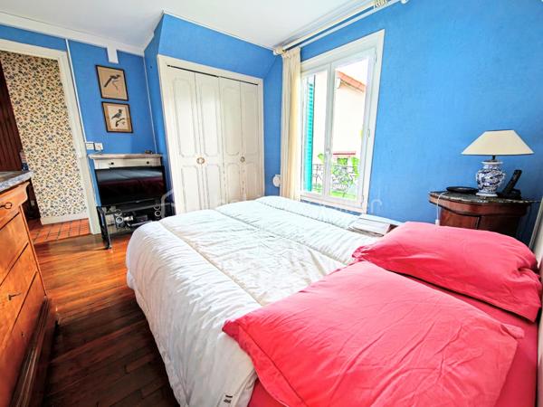 Découvrez cette maison de caractère d'une superficie de 114,03 m² sur une parcelle de 109 m², édifiée en 1929, nichée dans un environnement calme au cœur de Viroflay, à proximité immédiate de Versailles et de toutes les commodités.

Un atout majeur et rare pour une construction de cette époque : le bien affiche un classement DPE en catégorie D, garantissant une maîtrise des consommations énergétiques et un confort thermique appréciable au quotidien.

Agencement sur trois niveaux :
- Rez-de-chaussée / Espace de vie : Accessible par l'extérieur via un escalier, l'entrée s'ouvre sur un dégagement menant à une cuisine fonctionnelle dotée d'une verrière communiquant directement avec un salon-séjour lumineux. Possibilité de créer une immense pièce de vie conviviale, intégrant la cuisine, le salon et la salle à manger !
- Étage : Le palier dessert une salle de douche avec toilettes ainsi que trois belles chambres aux volumes optimisés, dont une équipée d'une clim réversible air/air
- Sous-sol : Entièrement compartimenté et aménagé, il intègre un espace type petit studio, idéal pour un usage indépendant ou un bureau accessible depuis une petite véranda attenante à la cuisine.

Profiter d'un extérieur clos de haies (prévoir un bon élagage pour récupérer de la surface !) grâce à un balcon au premier niveau, une cour terrasse sur l'arrière et le côté de la maison.

Prestations et environnement :
- Performance énergétique : DPE classé en D. (possibilité d'évoluer vers une pompe à chaleur air/eau)
- Menuiseries de qualité avec survitrage et climatisation dans la chambre principale.
- Chauffage individuel au gaz.
- Taxe foncière : 950 €.
- Proximité immédiate des écoles, des commerces et des gares pour un accès rapide aux transports.

Pour toute information complémentaire ou pour organiser une visite, contactez WILLY BOYÉ au 07 87 37 75 87.

Action !