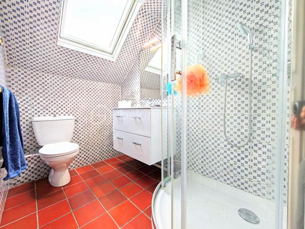 Découvrez cette maison de caractère d'une superficie de 114,03 m² sur une parcelle de 109 m², édifiée en 1929, nichée dans un environnement calme au cœur de Viroflay, à proximité immédiate de Versailles et de toutes les commodités.

Un atout majeur et rare pour une construction de cette époque : le bien affiche un classement DPE en catégorie D, garantissant une maîtrise des consommations énergétiques et un confort thermique appréciable au quotidien.

Agencement sur trois niveaux :
- Rez-de-chaussée / Espace de vie : Accessible par l'extérieur via un escalier, l'entrée s'ouvre sur un dégagement menant à une cuisine fonctionnelle dotée d'une verrière communiquant directement avec un salon-séjour lumineux. Possibilité de créer une immense pièce de vie conviviale, intégrant la cuisine, le salon et la salle à manger !
- Étage : Le palier dessert une salle de douche avec toilettes ainsi que trois belles chambres aux volumes optimisés, dont une équipée d'une clim réversible air/air
- Sous-sol : Entièrement compartimenté et aménagé, il intègre un espace type petit studio, idéal pour un usage indépendant ou un bureau accessible depuis une petite véranda attenante à la cuisine.

Profiter d'un extérieur clos de haies (prévoir un bon élagage pour récupérer de la surface !) grâce à un balcon au premier niveau, une cour terrasse sur l'arrière et le côté de la maison.

Prestations et environnement :
- Performance énergétique : DPE classé en D. (possibilité d'évoluer vers une pompe à chaleur air/eau)
- Menuiseries de qualité avec survitrage et climatisation dans la chambre principale.
- Chauffage individuel au gaz.
- Taxe foncière : 950 €.
- Proximité immédiate des écoles, des commerces et des gares pour un accès rapide aux transports.

Pour toute information complémentaire ou pour organiser une visite, contactez WILLY BOYÉ au 07 87 37 75 87.

Action !